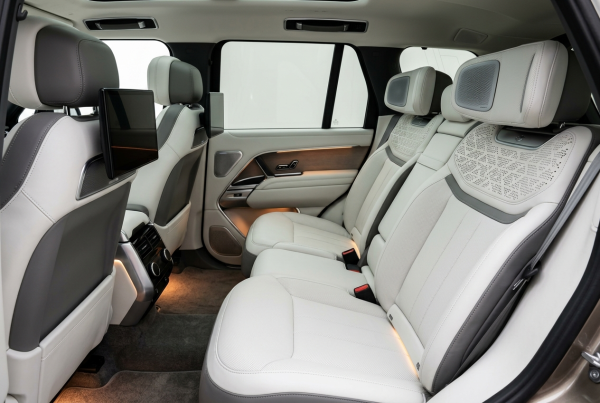 Schuhe ausziehen erwünscht! Warum der neue Range Rover SV Ultra zum rollenden Konzertsaal wird