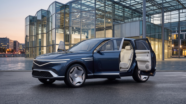 Genesis GV90 (2027) enthüllt: Edles Elektro-Schiff mit 115-kWh-Netto-Akku und spektakulären Portal-Türen