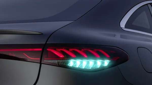 Autonomes Fahren: Was bedeutet das türkise Licht am Mercedes?
