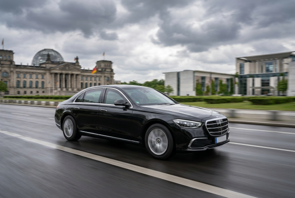 4,2 Tonnen und V12-Motor: Darum erfordert der neue Politiker-Panzer von Mercedes einen Lkw-Führerschein